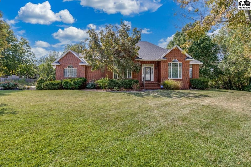 3905 Meadow Ridge Ln, Hutchinson, KS 67502