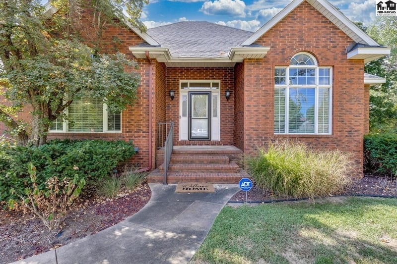 3905 Meadow Ridge Ln, Hutchinson, KS 67502