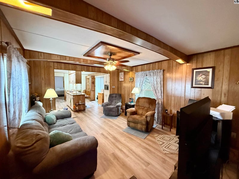 204 Lakeview Dr, Mcpherson, KS 67460