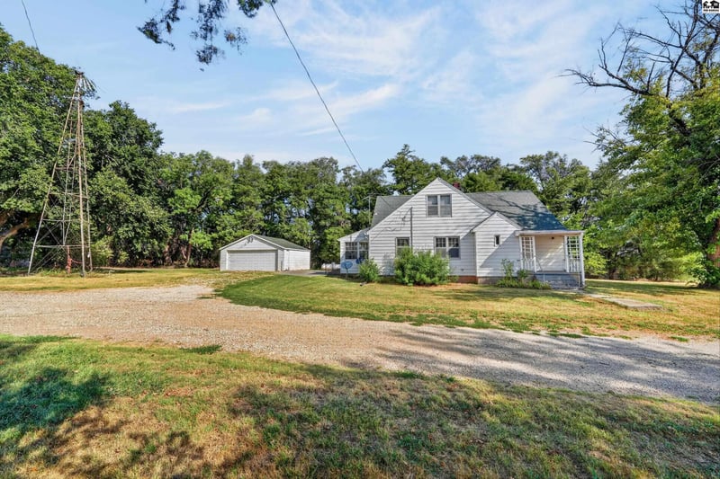 1145 State Road 14, Lyons, KS 67554