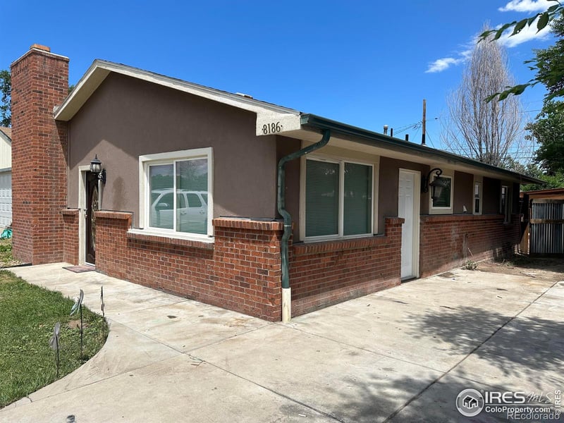 8186 Ivanhoe St, Dupont, CO 80024