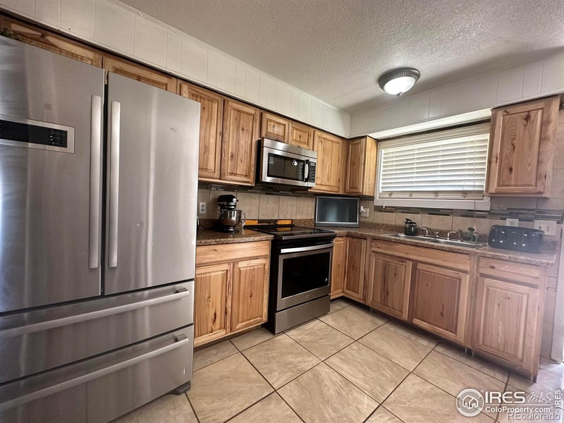 8186 Ivanhoe St, Dupont, CO 80024