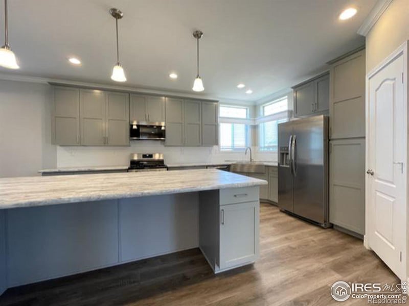 100 Juniper Cir, Log Lane Village, CO 80705