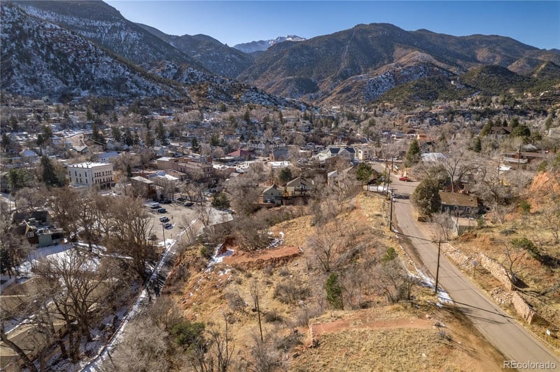 121 Lovers Ln, Manitou Springs, CO 80829