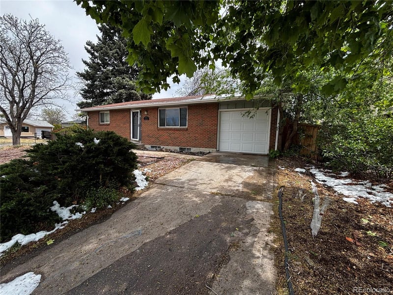 906 Moline St, Aurora, CO 80012