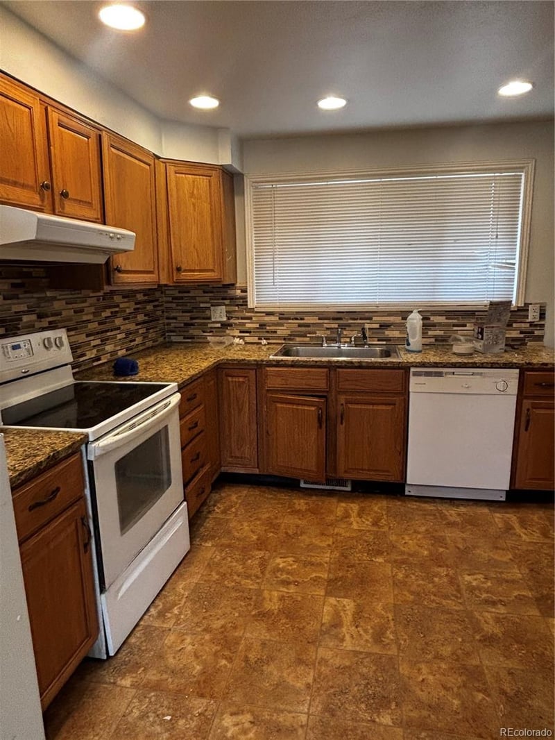 906 Moline St, Aurora, CO 80012