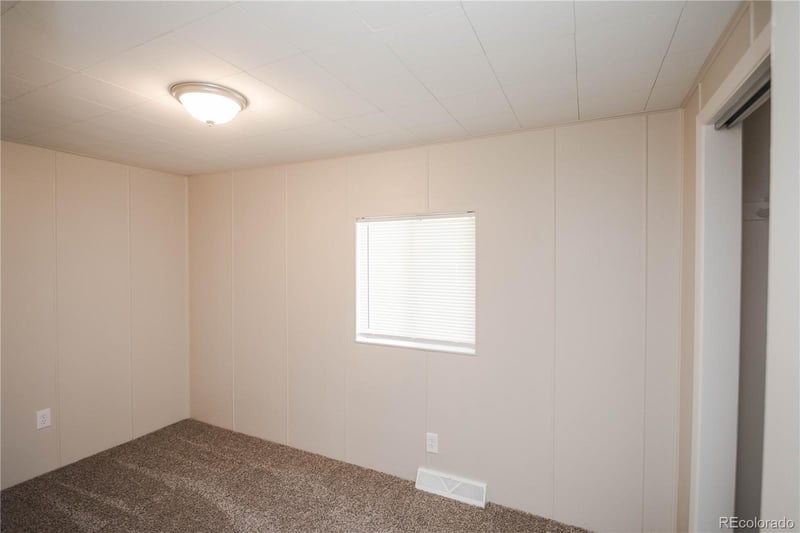 8260 Ivanhoe St, Dupont, CO 80024