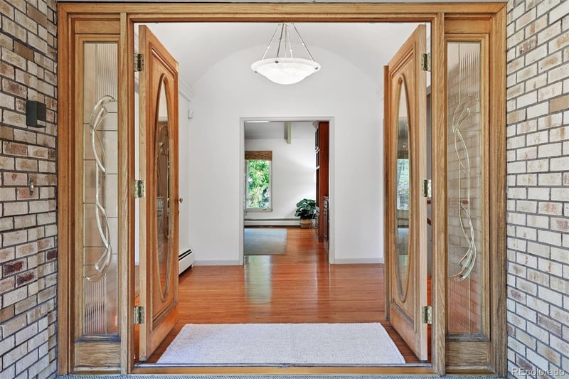 715 Front Range Rd, Littleton, CO 80120