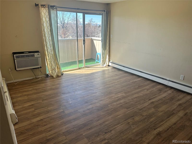 561 Geneva St #302, Aurora, CO 80010