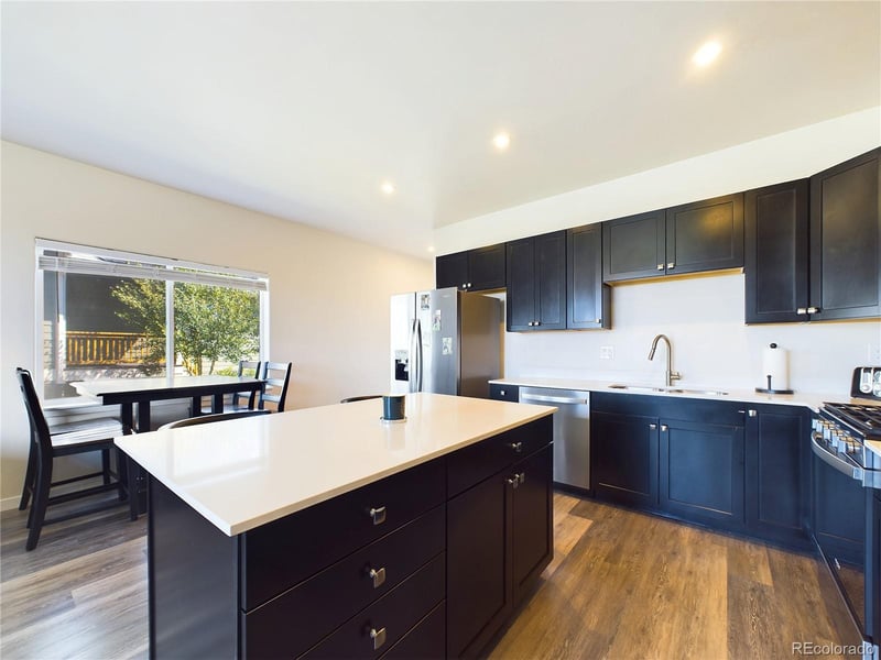 1075 Hawks Nest Ln, Gypsum, CO 81637