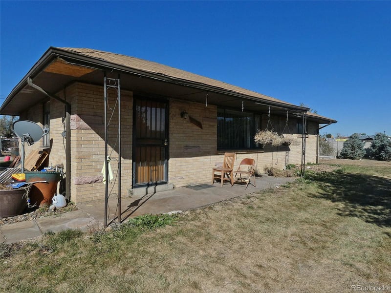 8287 Ivanhoe St, Dupont, CO 80024