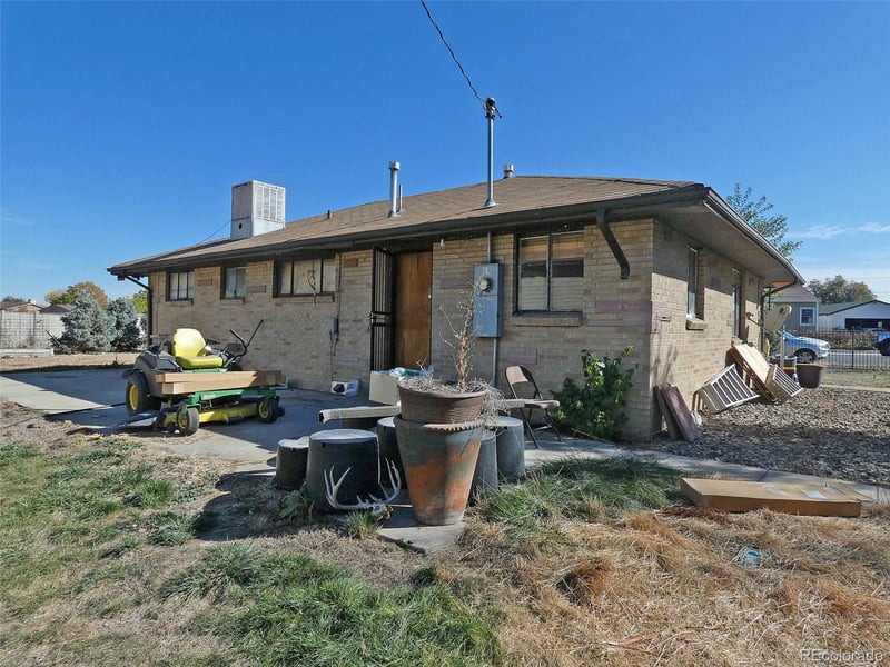 8287 Ivanhoe St, Dupont, CO 80024