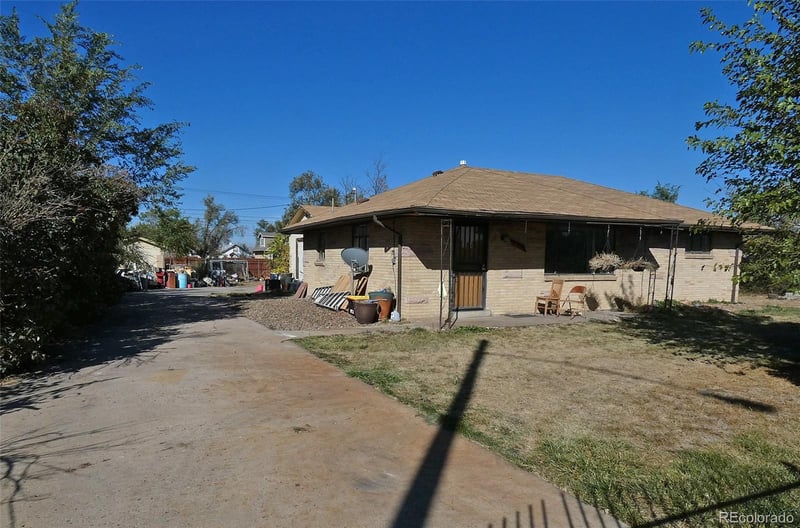 8287 Ivanhoe St, Dupont, CO 80024
