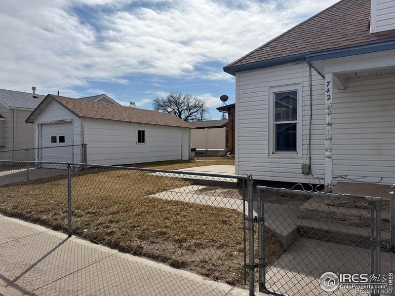 742 W 9th St, Wray, CO 80758