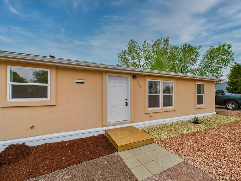 952 S Tolstoi Dr, Pueblo, CO 81007