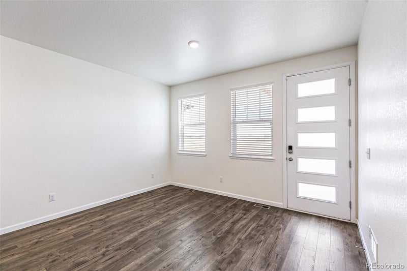 21761 7th Ave, Aurora, CO 80018