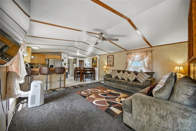 422 Willow Dr, Lochbuie, CO 80603