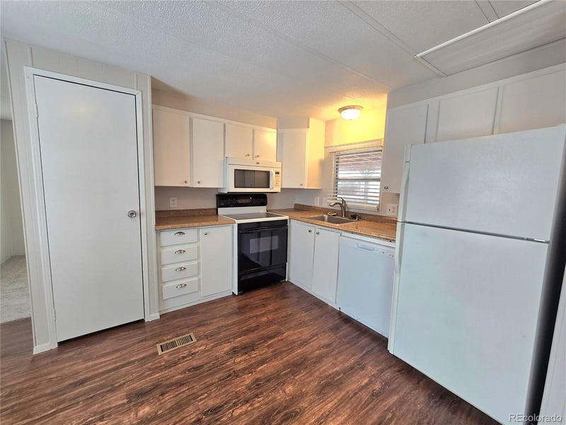 8201 S Santa Fe Dr Lot 22, Littleton, CO 80120