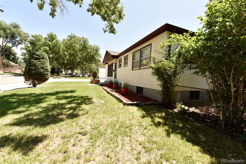 1120 Horseshoe Dr, Pueblo, CO 81001