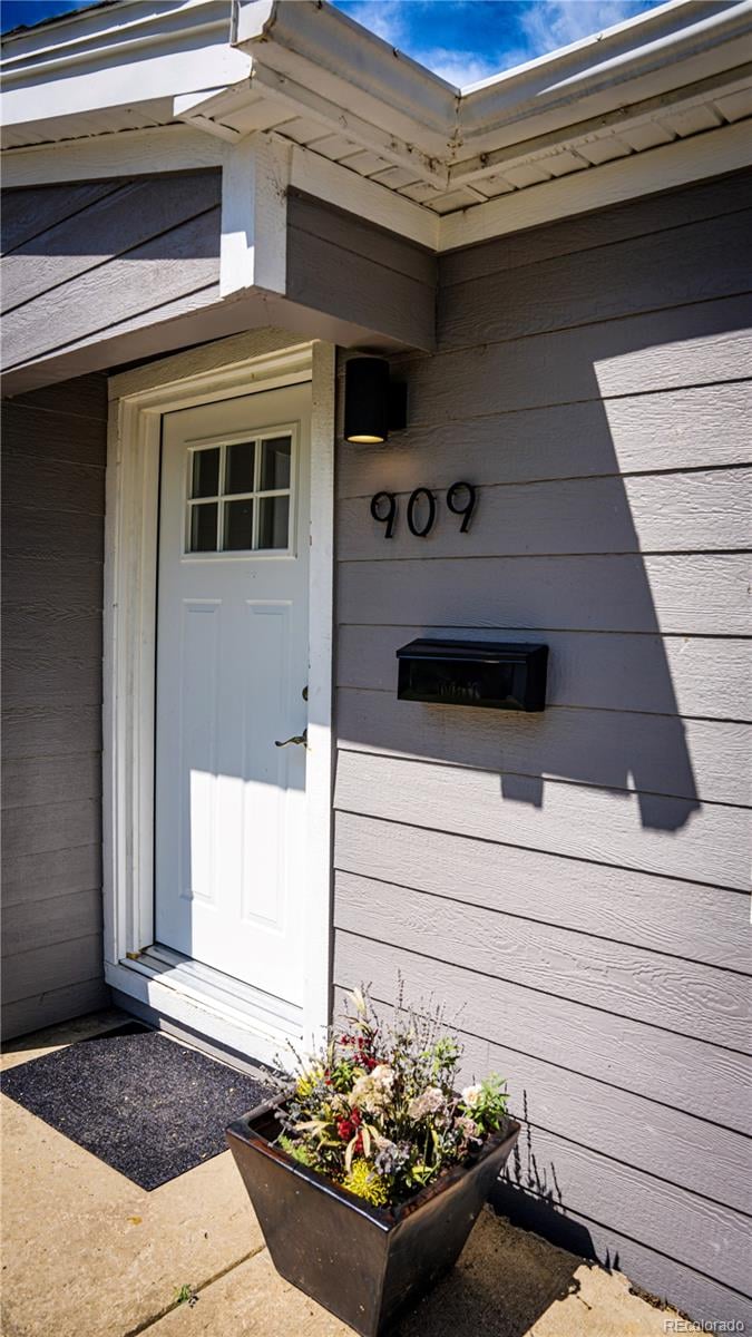 909 Meade St, Denver, CO 80204