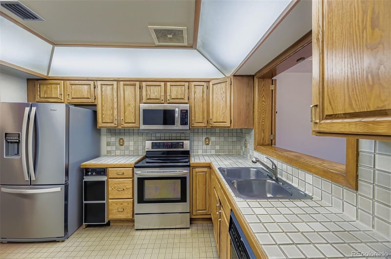 1900 E Girard Pl #204, Englewood, CO 80113
