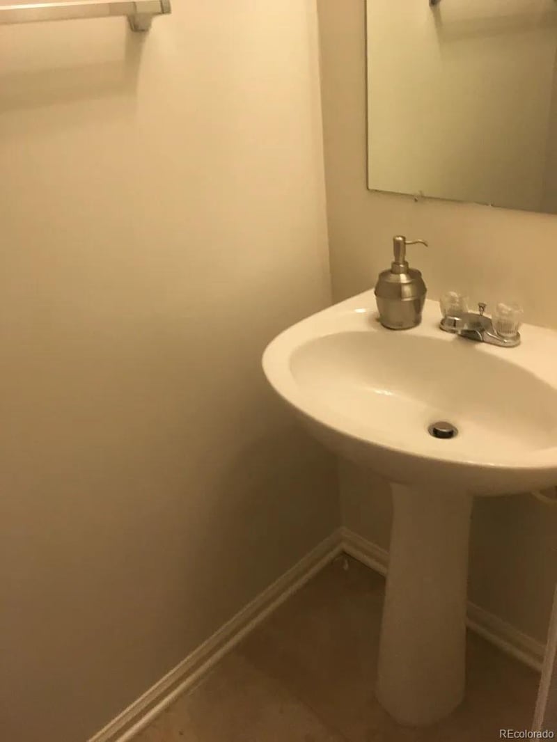 17235 Arizona Dr, Aurora, CO 80017