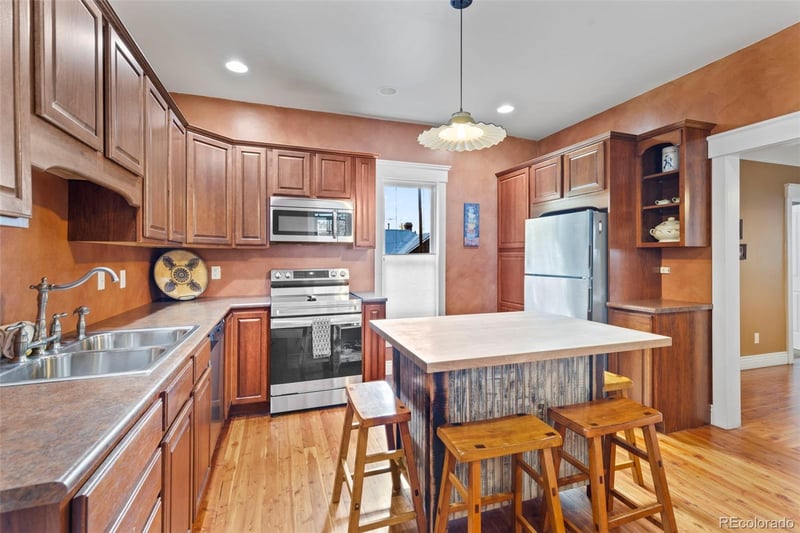 111 7th St, Leadville, CO 80461