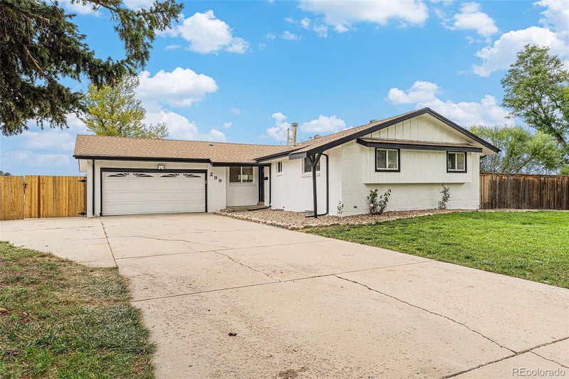 299 Salem Ct, Aurora, CO 80011