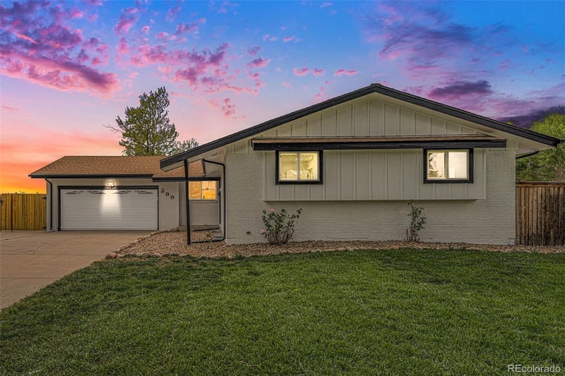 299 Salem Ct, Aurora, CO 80011