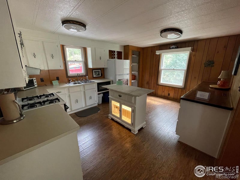 664 Riverside Dr, Lyons, CO 80540