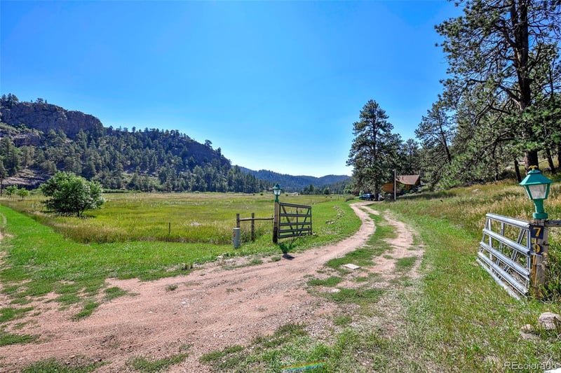 79 Ranch View Dr, Florissant, CO 80816