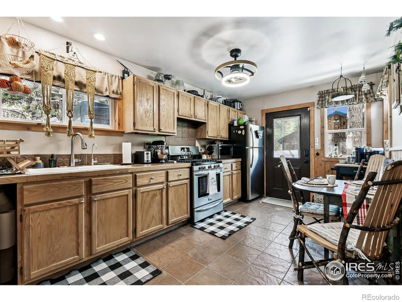 541 Riverside Dr, Lyons, CO 80540