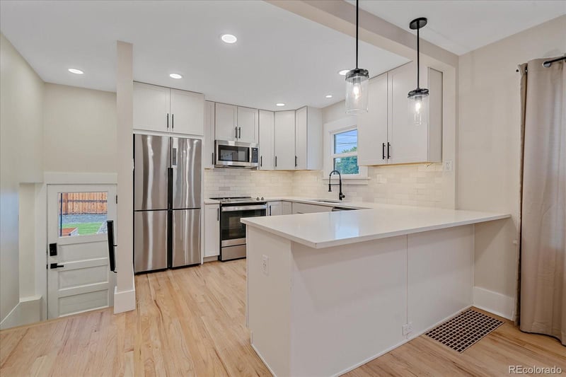 2082 Lincoln St, Denver, CO 80210