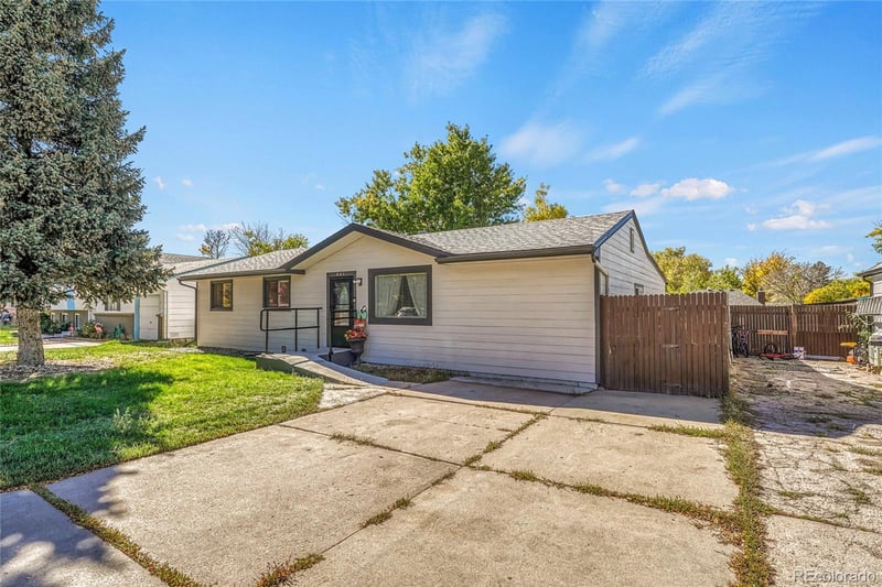 841 Oakland St, Aurora, CO 80012