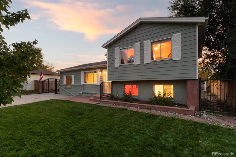 811 Macon Way, Aurora, CO 80012