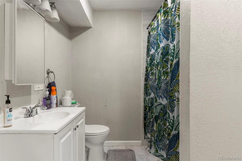 1558 Dallas St, Aurora, CO 80010