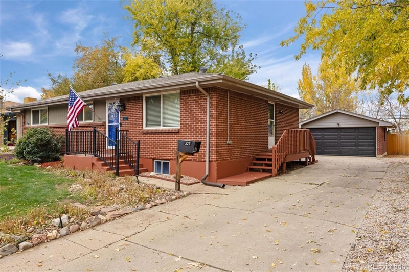 327 Panama Dr, Centennial, CO 80121