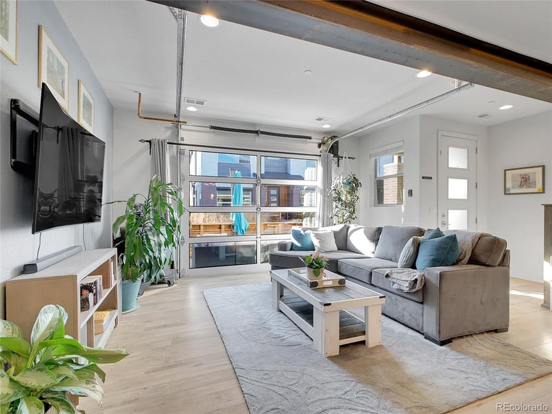 19562 Sunset Cir, Aurora, CO 80015