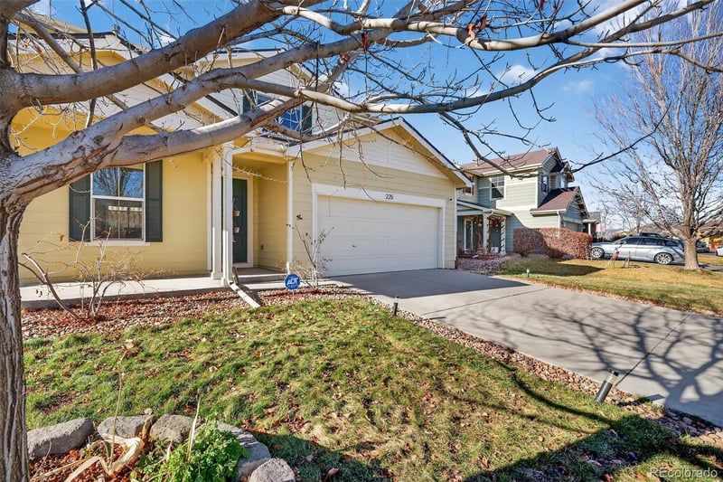 225 Lonewolf Dr, Lochbuie, CO 80603