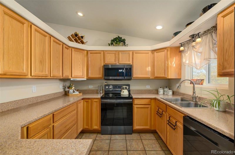 758 Woodleaf Dr, Pueblo, CO 81007