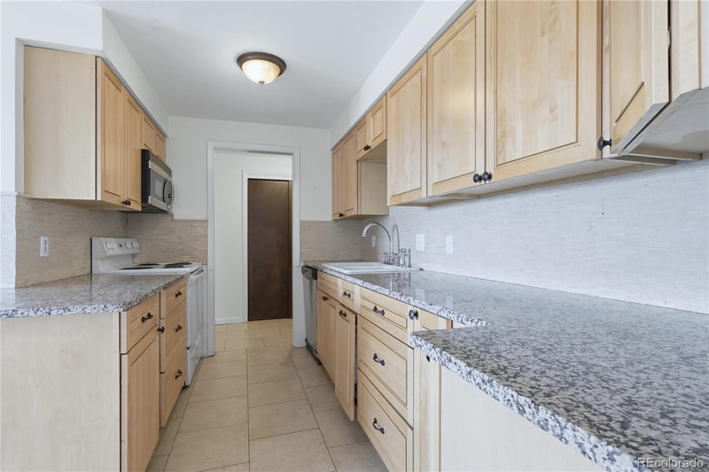 561 Geneva St #305, Aurora, CO 80010