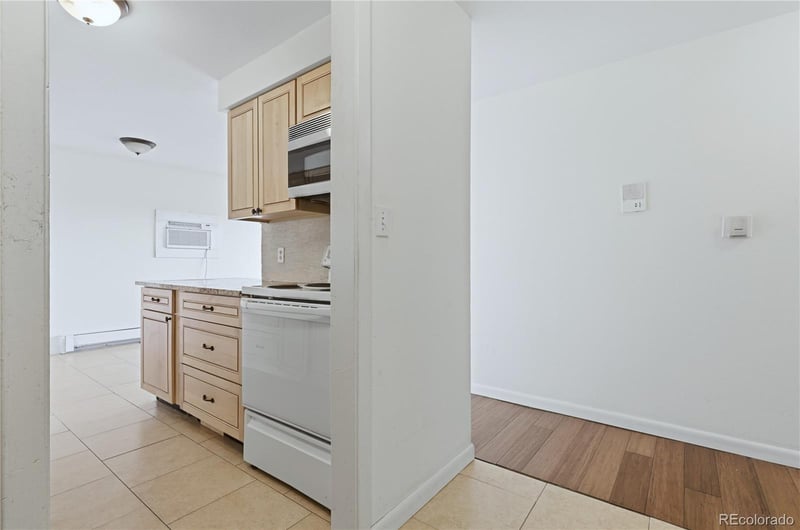 561 Geneva St #305, Aurora, CO 80010
