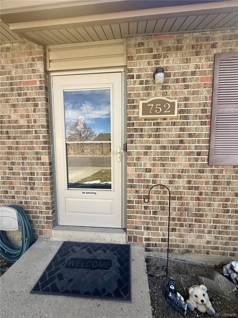 752 Lewiston St, Aurora, CO 80011