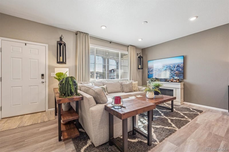 21121 60th Ave, Aurora, CO 80019