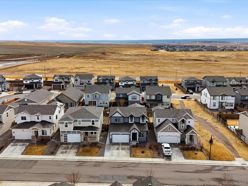 27934 7th Ave, Aurora, CO 80018