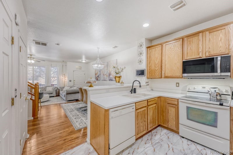 588 Mobile Pl, Aurora, CO 80017