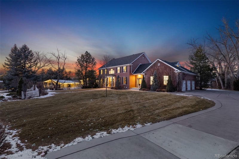 725 Front Range Rd, Littleton, CO 80120