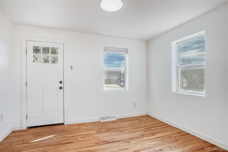 1525 Roslyn St, Denver, CO 80220