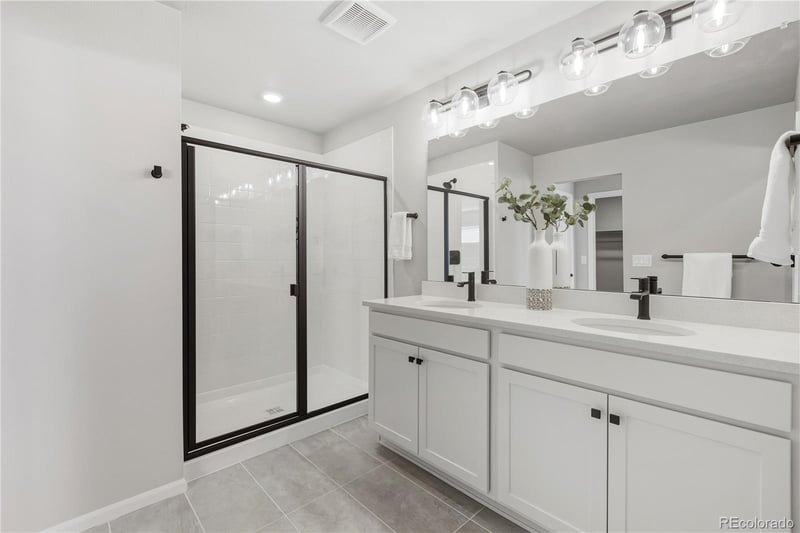 21041 63rd Dr, Aurora, CO 80019