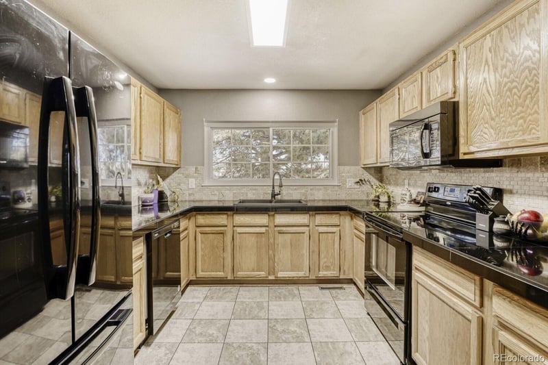 858 Granby Cir, Aurora, CO 80012